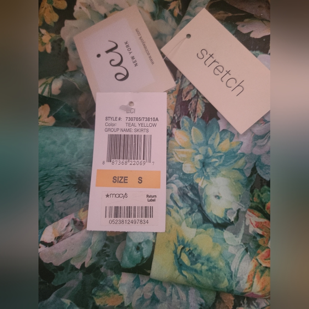 Macy's eci New York floral print Pencil Skirt w/ back split. Super stretchy, NWT - Picture 2 of 2